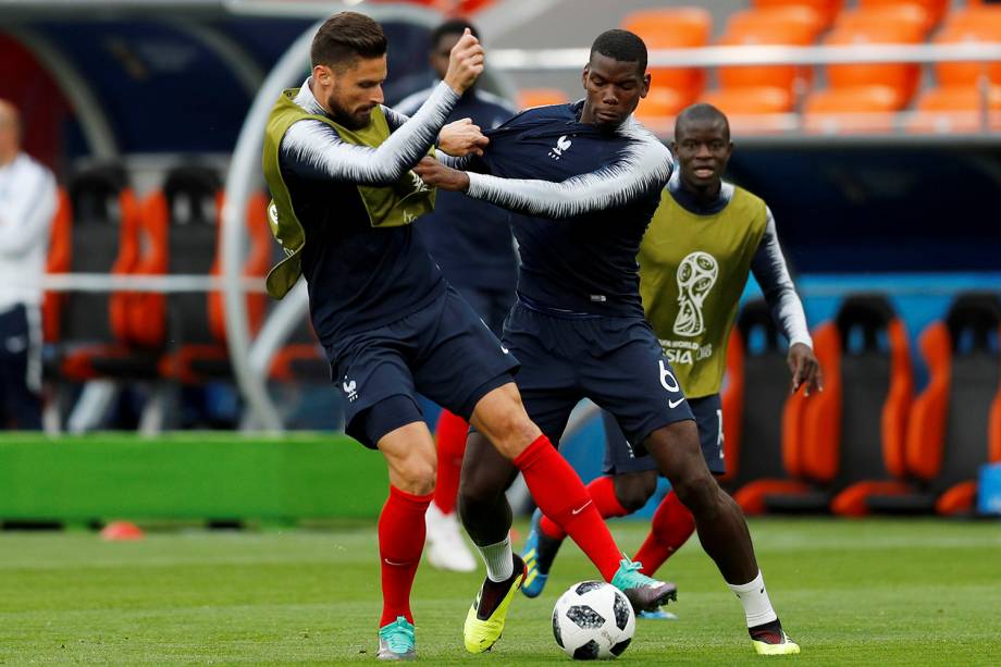 Olivier Giroud e Paul Pogba durante o aquecimento do time francês para a partida contra o Peru, na arena Ekaterinburg - 21/06/2018