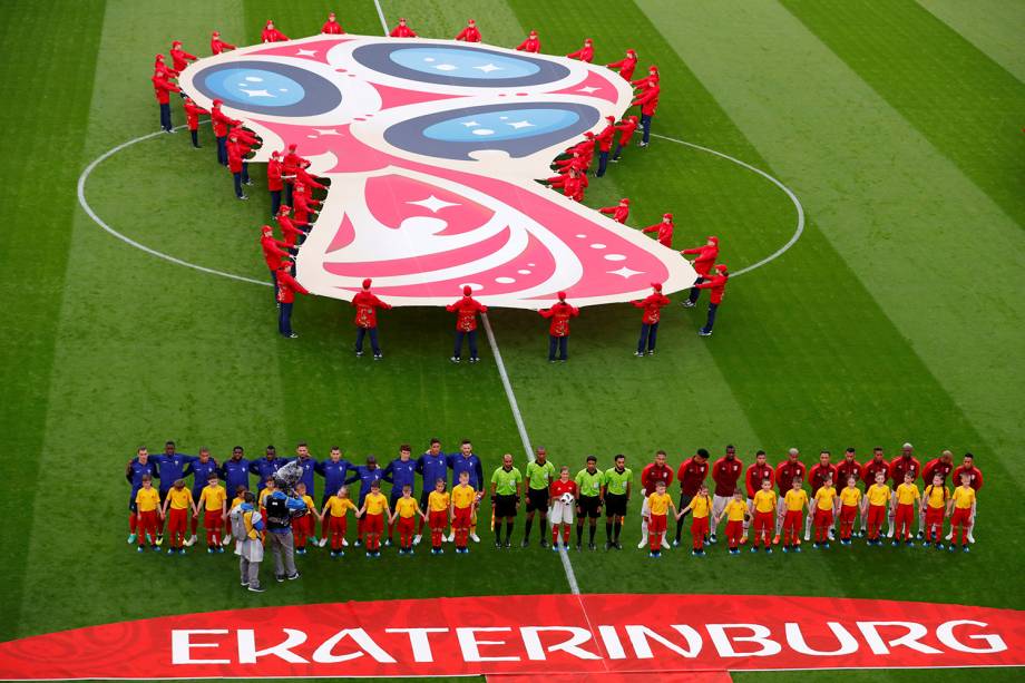 As seleções de França e Peru cantam os hinos nacionais antes do início da partida na Arena Ekaterinburg - 21/06/2018