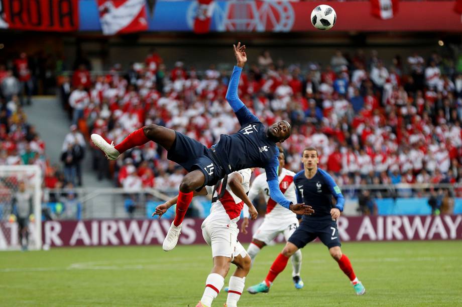 O francês, Blaise Matuidi, é visto caindo após disputar uma bola de cabeça durante a partida contra o Peru, na Arena Ekaterinburg - 21/06/2018