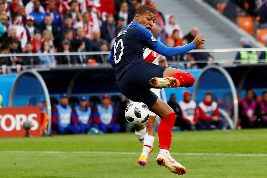 Kylian Mbappe, o mais jovem jogador a usar a camisa da seleção francesa, arrisca um gol de calcanhar contra o Peru - 21/06/2018