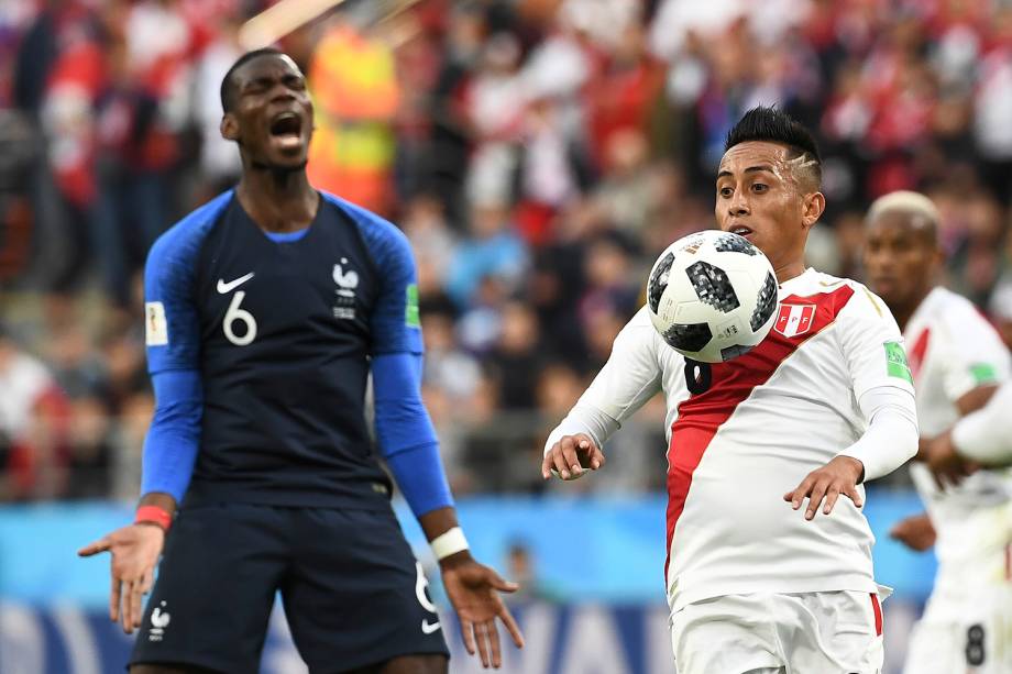 Christian Cueva, do Peru, ajeita uma bola no peito enquanto o francês Paul Pogba, lamenta ao fundo - 21/06/2018