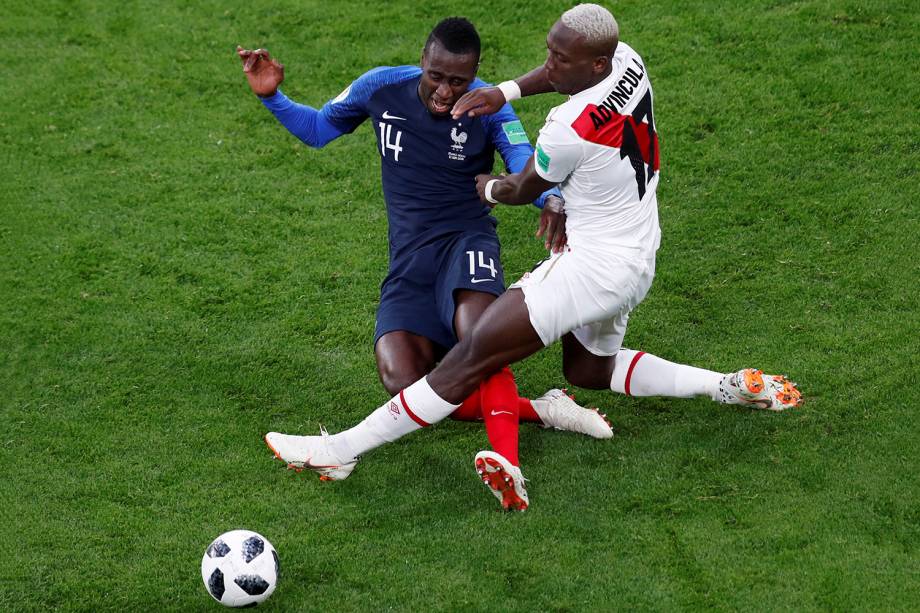 Blaise Matuidi, da França, e Luis Advincula, do Peru, dividem um lance durante a partida do grupo C da Copa do Mundo Rússia - 21/06/2018