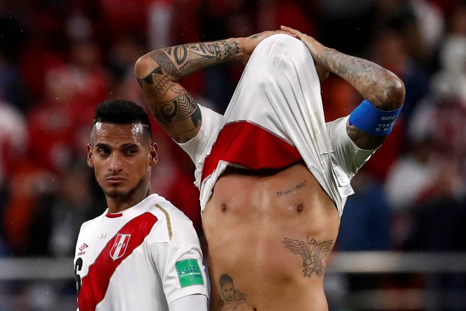 Miguel Trauco e Paolo Guerrero, do Peru, lamentam a derrota e eliminação da Copa do Mundo Rússia, após a partida contra a França - 21/06/2018