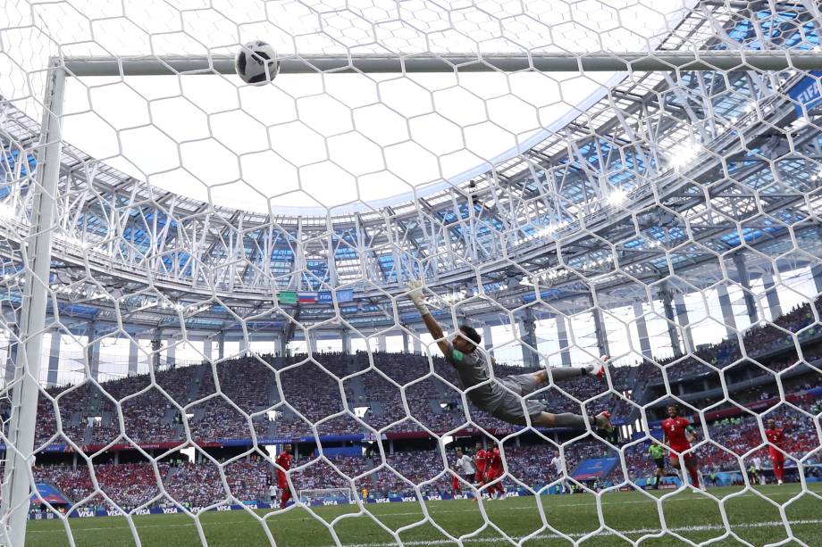 Jesse Lingard chuta de fora da área para marcar o terceiro gol da Inglaterra contra o Panamá, em partida válida pela segunda rodada do grupo G em Níjni Novgorod - 24/06/2018
