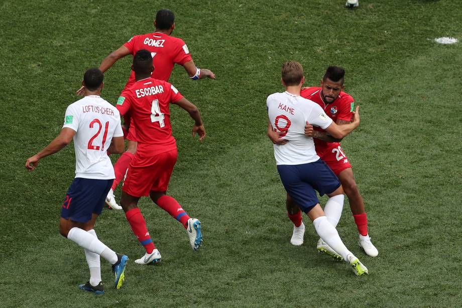 Anibal Godoy do Panamá agarra o atacante Harry Kane e o juiz marca pênalti a favor da Inglaterra, em partida válida pela segunda rodada do grupo G em Níjni Novgorod - 24/06/2018