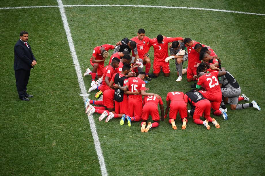 Jogadores do Panamá fazem oração no centro do gramado após derrota para a Inglaterra em Níjni Novgorod - 24/06/2018