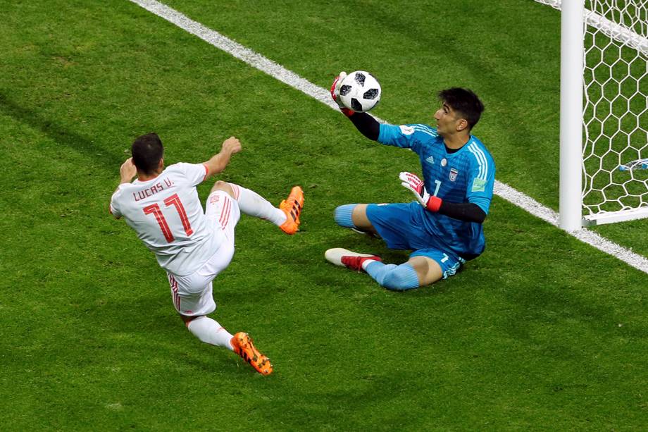 O goleiro iraniano, Alireza Beiranvand, salva um gol de Lucas Vazquez, da Espanha