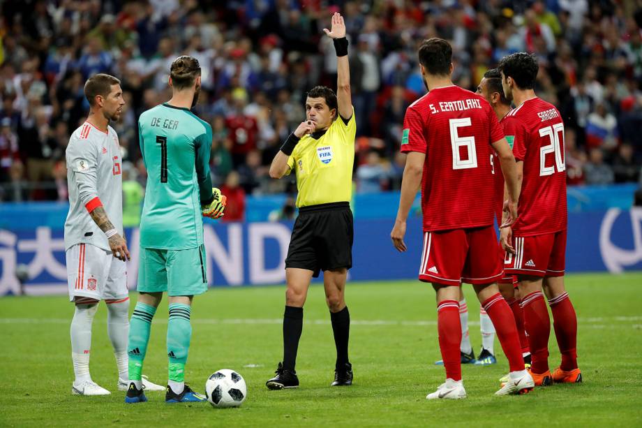 O juiz Andres Cunha anula o gol do Irã, marcado por Saeid Ezatolahi, após a confirmação de impedimento pelo bandeirinha