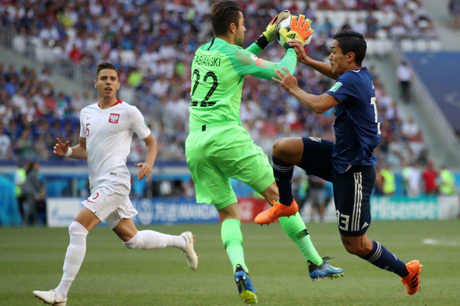 O goleiro polonês Lukasz Fabianski disputa a bola com o japonês Yoshinori Muto durante partida válida pela terceira rodada do grupo H na arena Volgogrado - 28/06/2018