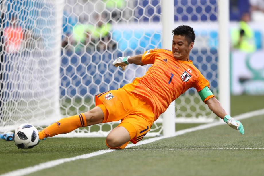 O goleiro japonês Eiji Kawashima se esforça para evitar um escanteio na partida contra a Polônia, na arena Volgogrado - 28/06/2018