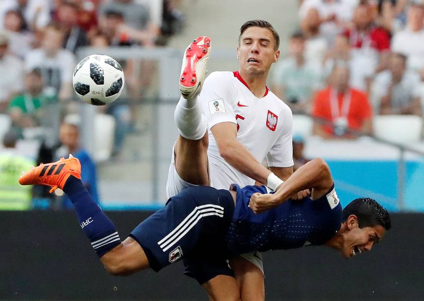 O polonês Jan Bednarek em ação contra Yoshinori Muto, do Japão, em partida válida pela terceira rodada do grupo H, na arena Volgogrado - 28/06/2018