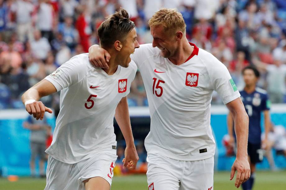 Jan Bednarek comemora com Kamil Glik o gol da Polônia na partida contra o Japão, válida pela terceira rodada do grupo H, na arena Volgogrado - 28/06/2018