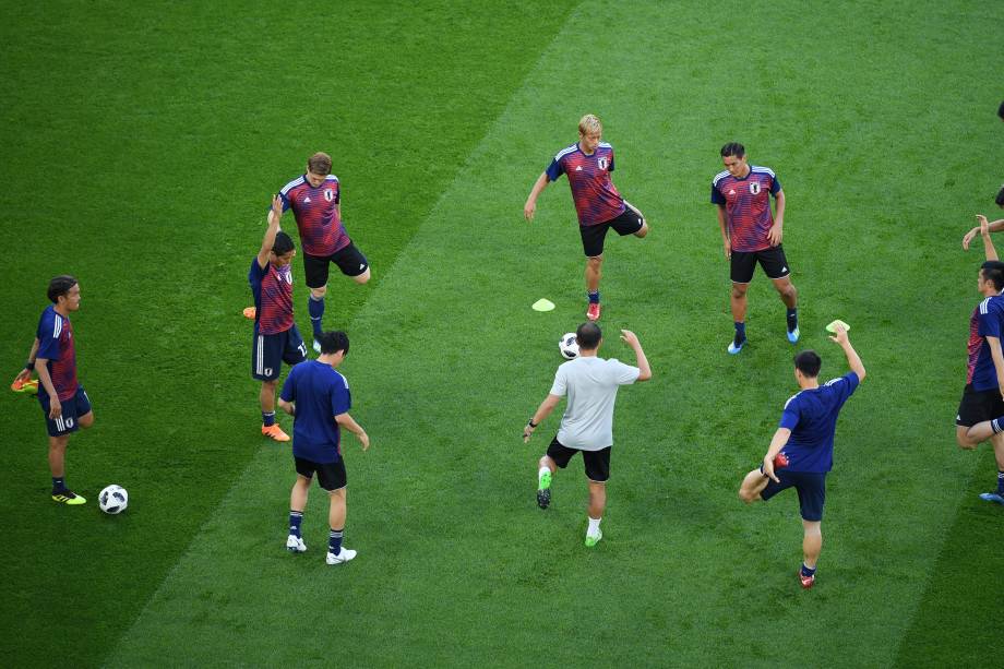 Jogadores do Japão fazem aquecimento antes da partida contra Senegal em Ecaterimburgo - 24/06/2018