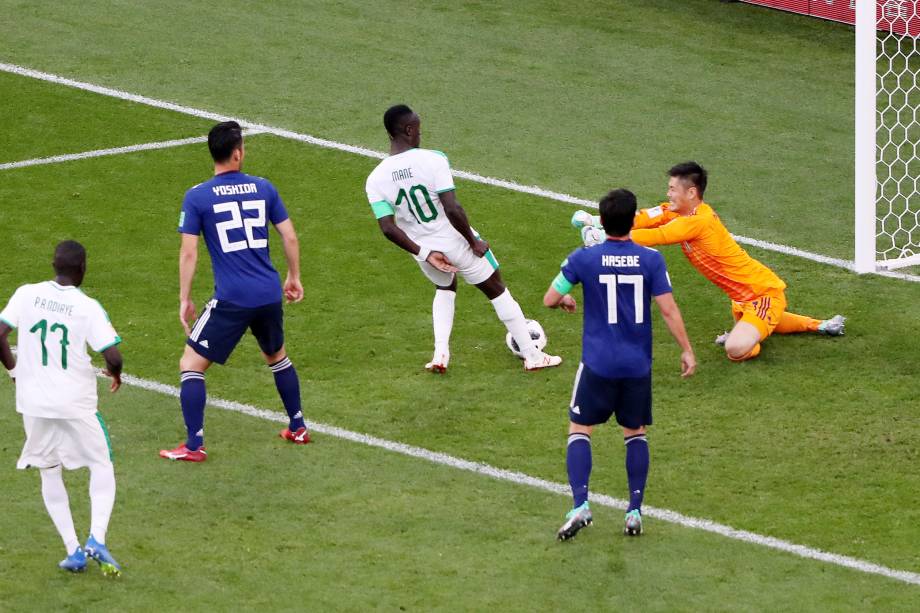 Sadio Mané aproveita a falha do goleiro japonês Eiji Kawashima para marcar o gol de Senegal, em partida válida pela segunda rodada do grupo H em Ecaterimburgo - 24/06/2018