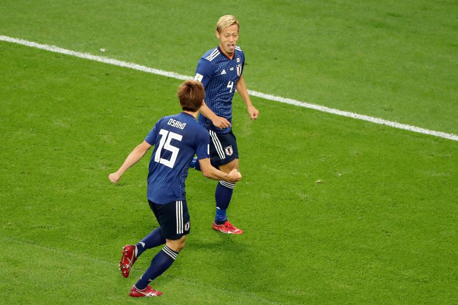 Keisuke Honda comemora com Yuya Osako o gol de empate do Japão em partida contra o Senegal em Ecaterimburgo - 24/06/2018