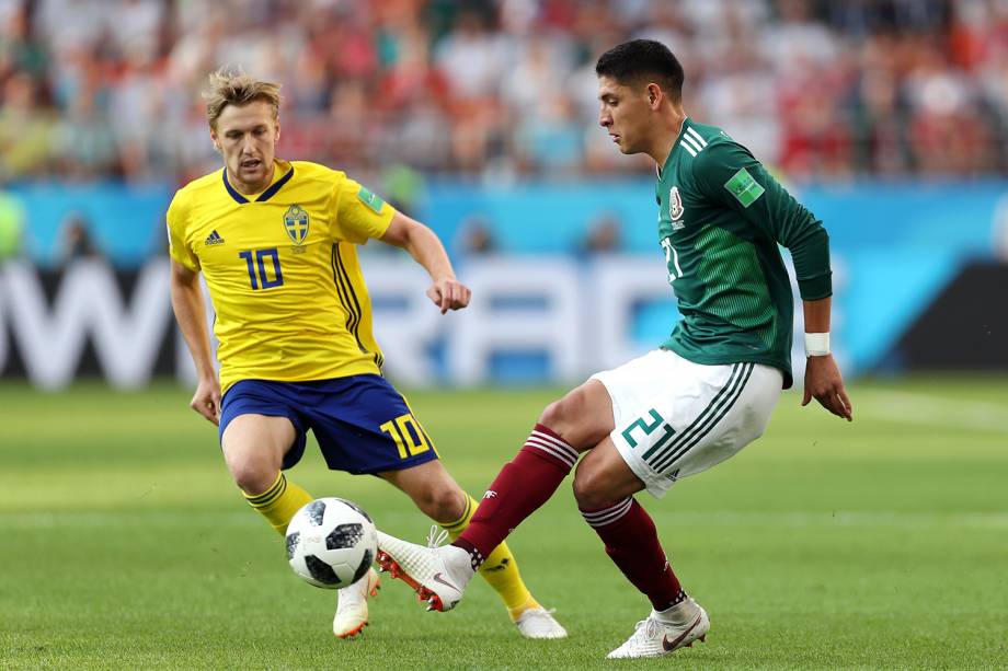 Edson Alvarez do México disputa a posse de bola com Emil Forsberg da Suécia durante partida na Arena Ekaterinburg - 27/06/2018