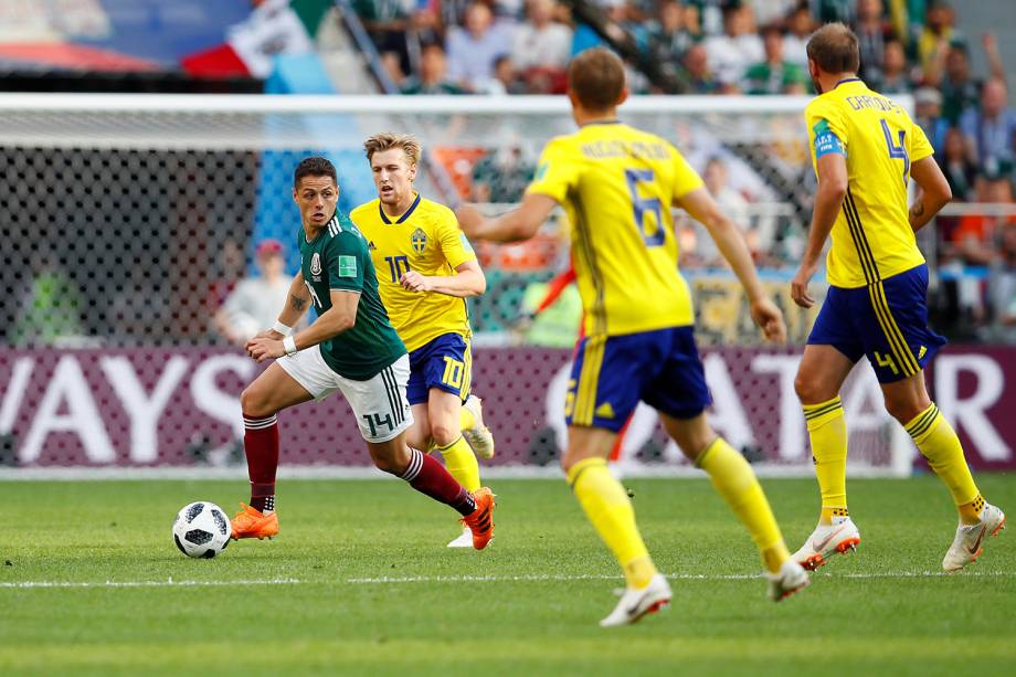 Javier Hernandez do México marcado por jogadores suecos durante jogada na Arena Ekaterinburg - 27/06/2018