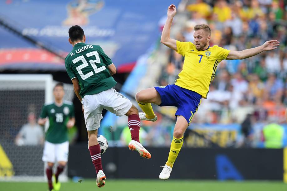 Sebastian Larsson da Suécia se choca contra Hirving Lozano do México na Arena Ekaterinburg - 27/06/2018