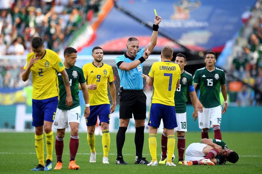 Sebastian Larsson da Suécia recebe cartão amarelo em partida contra o México na Arena Ekaterinburg - 27/06/2018