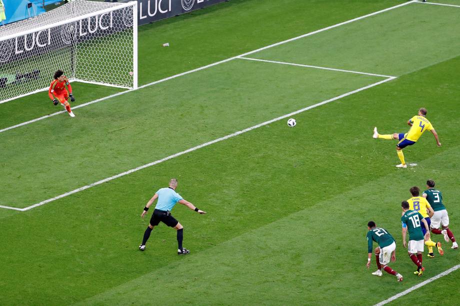 Andreas Granqvist da Suécia marca segundo gol da partida contra o México na Arena Ecaterimburgo - 27/06/2018