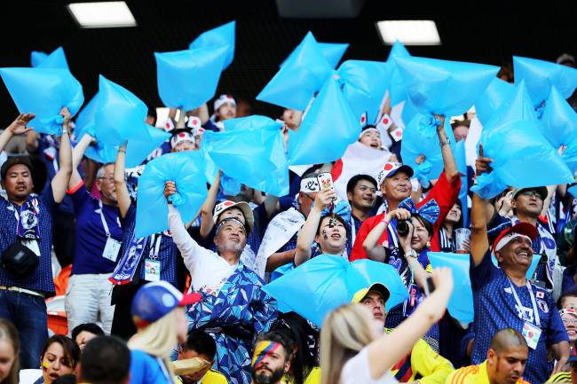 Torcedores japoneses levam sacos de lixo para a Arena Mordovia, onde ocorreu a partida entre Japão e Colômbia, válida pelo grupo H da Copa do Mundo - 19/06/2018