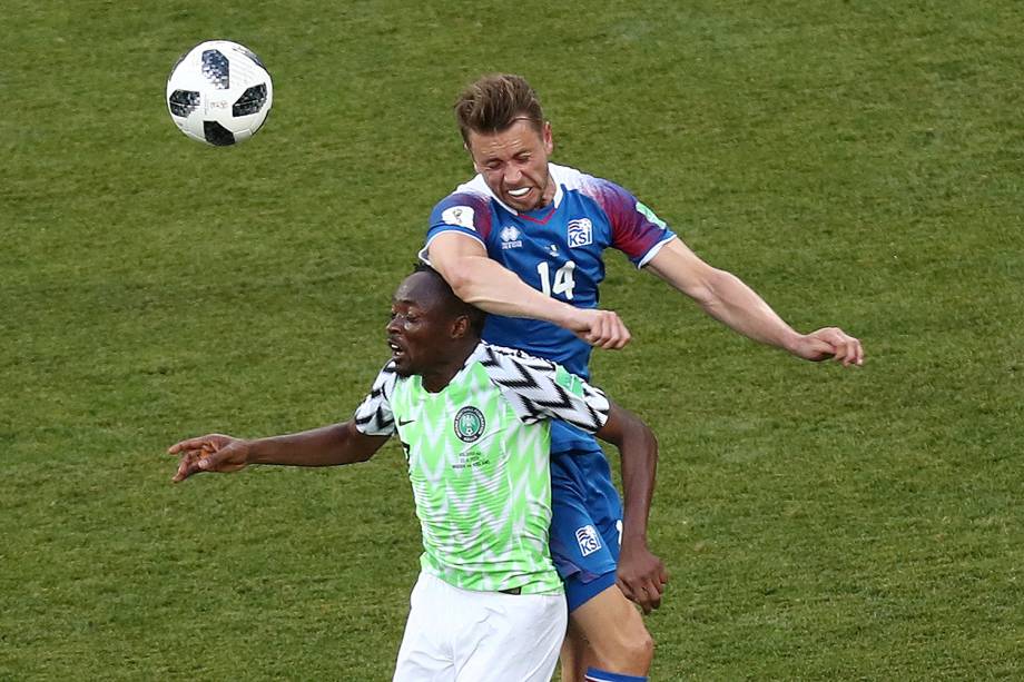 Ahmed Musa, da Nigéria, disputa uma bola de cabeça com o islandês, Kari Arnason - 22/06/2018