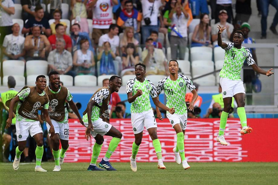 O nigeriano, Ahmed Musa, comemora o gol marcado contra a Islândia com os companheiro de time - 22/06/2018
