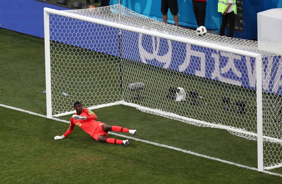 O goleiro nigeriano, Francis Uzoho, observa a bola após a cobrança de pênalti da Islândia - 22/06/2018