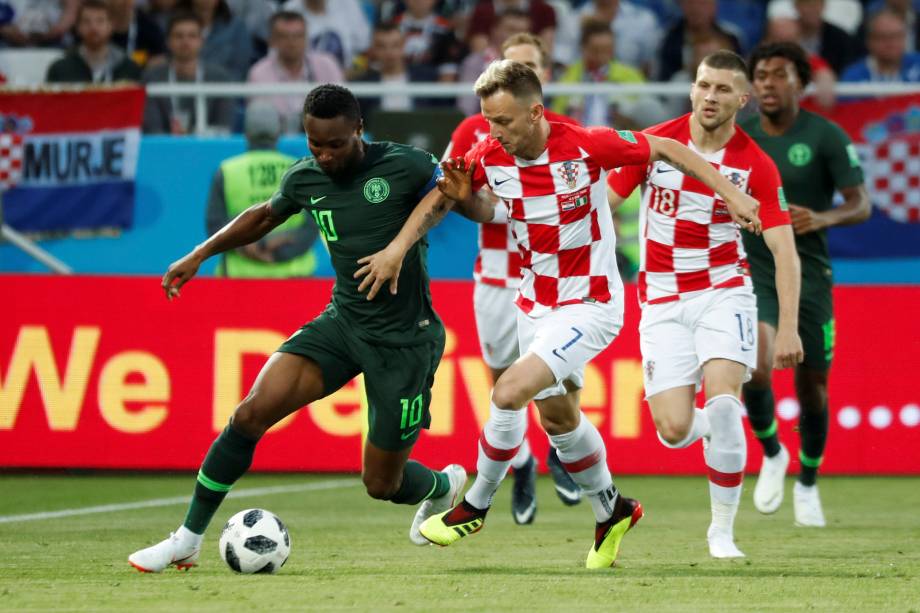 Ivan Rakitic, da Croácia, em disputa de bola com o nigeriano John Obi Mikel