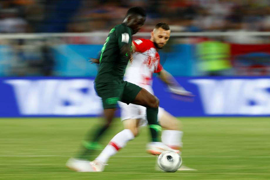 Marcelo Brozovic, da Croácia, marca Oghenekaro Etebo, da Nigéria, durante a partida válida pelo Grupo D da Copa do Mundo Rússia, no Estádio Kaliningrad