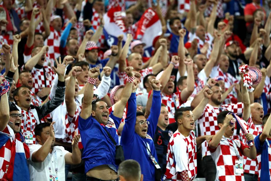 Torcedores croatas comemoram o gol contra da Nigéria, que abre o placar no estádio Kaliningrad