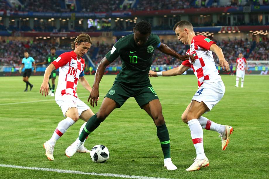 John Obi Mikel, da Nigéria, é pressionado pelos croatas Luka Modric e Ivan Perisic durante o jogo do grupo D da Copa do Mundo Rússia 2018