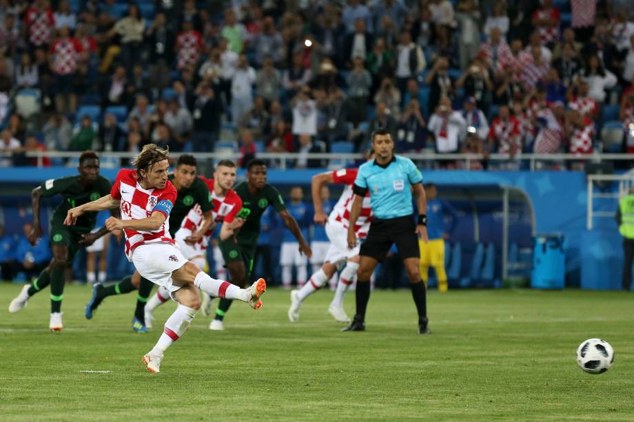 Luka Modric cobra o pênalti sofrido por seu parceiro de time, Mandzukic, na partida contra a Nigéria