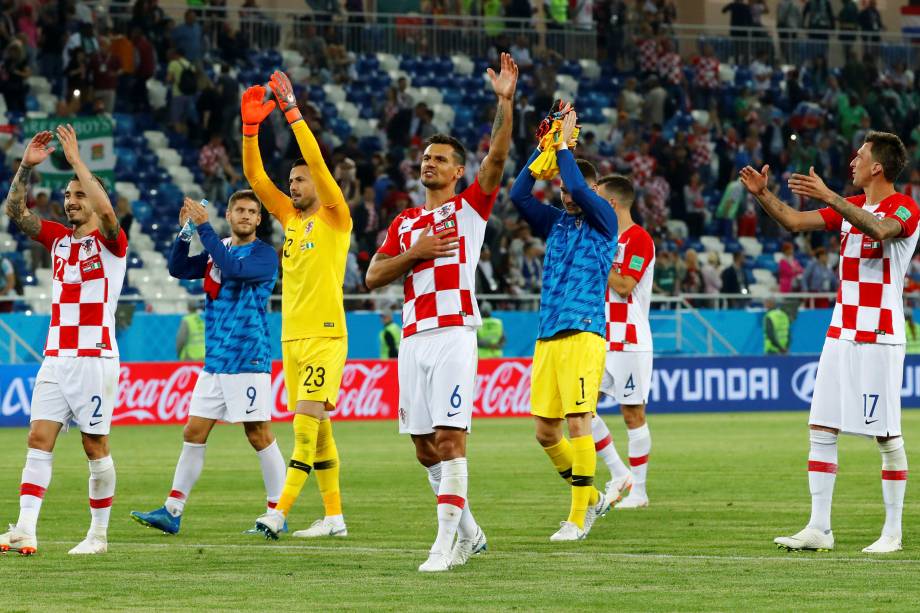 Jogadores croatas agradecem a torcida e celebram a vitória ao fim da partida contra a Nigéria, no estádio Kaliningrad