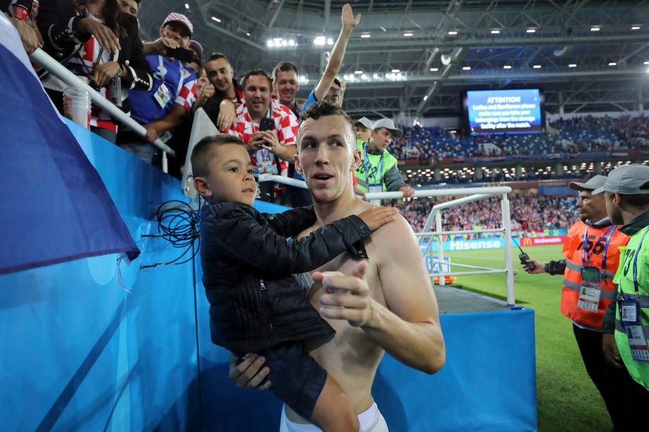 Ivan Perisic, da Croácia, comemora com seu filho a vitória na partida do Grupo D da Copa do Mundo contra a Nigéria