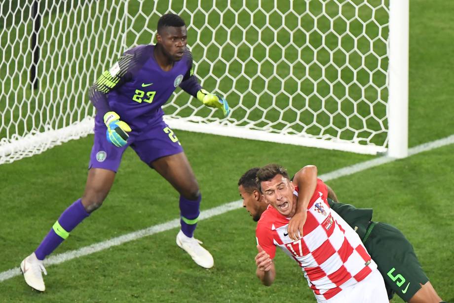 O zagueiro da Nigéria, William Troost-Ekong, comete o pênalti no atacante croata Mario Mandzukic