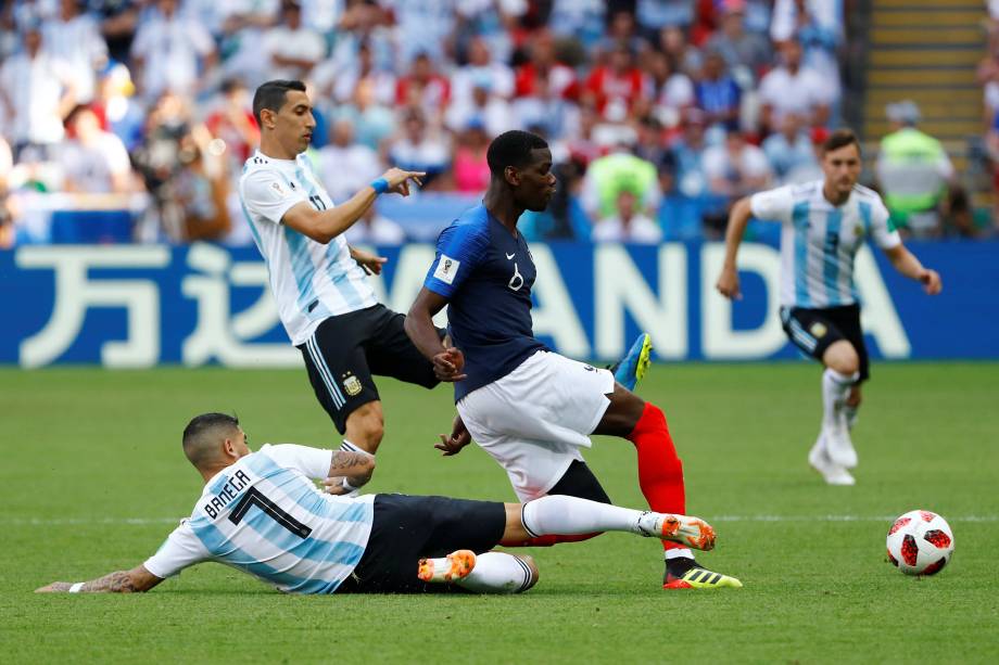 O francês Paul Pogba é marcado pelos argentinos Ángel Di María e Éver Banega, durante partida válida pelas oitavas de final da Copa do Mundo na arena Kazan - 30/06/2018