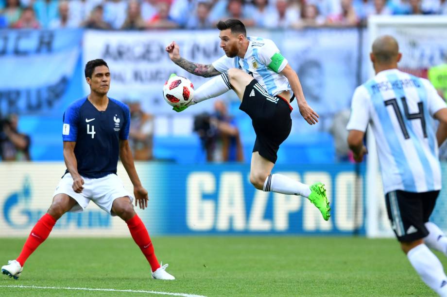 O argentino Lionel Messi salta para dominar a bola durante partida contra a França, na arena Kazan - 30/06/2018