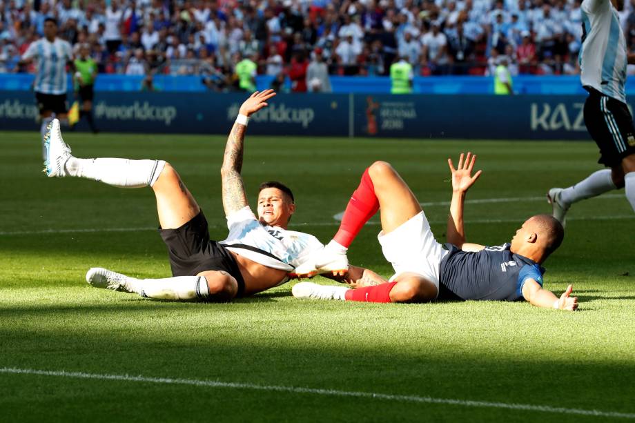 O argentino Marcos Rojo derruba Kylian Mbappé na área e juiz marca pênalti para a França, em partida válida pelas oitavas de final da Copa do Mundo em Kazan - 30/06/2018