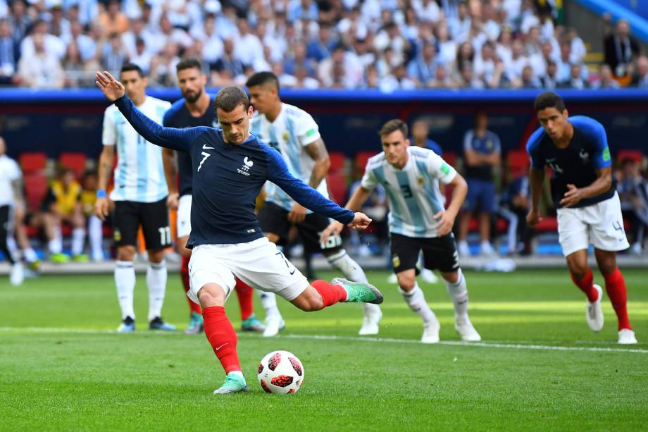 Antoine Griezmann marca de pênalti o primeiro gol da França na partida contra a Argentina, válida pelas oitavas de final da Copa do Mundo, em Kazan - 30/06/2018