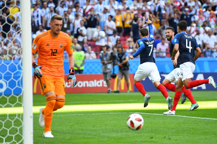 Antoine Griezmann da França comemora o primeiro gol com da França nas oitavas de final da Copa do Mundo contra a Argentina, em Kazan - 30/06/2018