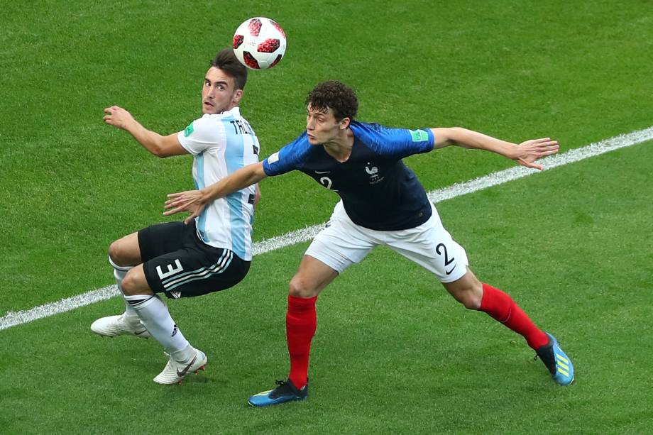 Nicolas Tagliafico da Argentina disputa pelo alto com Benjamin Pavard da França, em partida válida pelas oitavas de final da Copa do Mundo, em Kazan - 30/06/2018