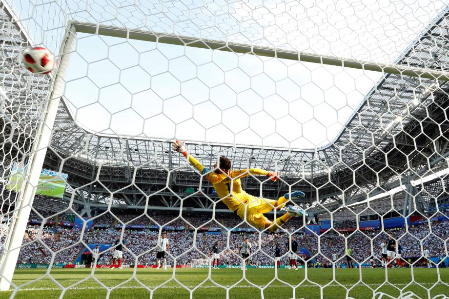 Ángel Di María chuta de fora da área para marcar o gol da empate da Argentina na partida de oitavas de final da Copa do Mundo contra a França, na arena Kazan - 30/06/2018