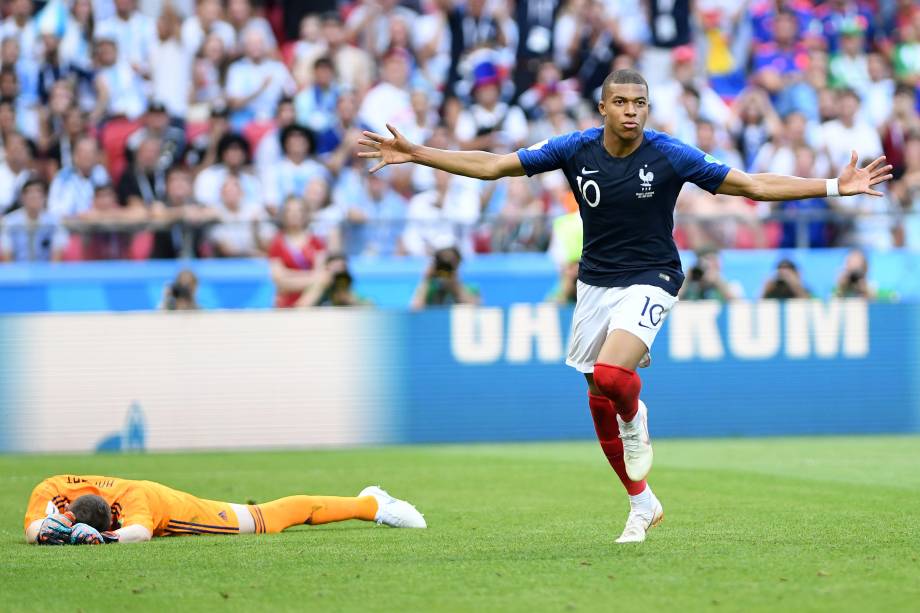 O atacante Kylian Mbappé comemora o quarto gol da França na partida contra a Argentina, válida pelas oitavas de final da Copa do Mundo, em Kazan - 30/06/2018