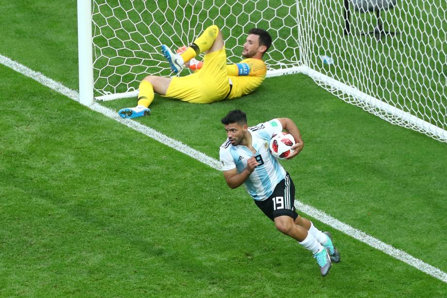 Sergio Agüero comemora o terceiro gol da Argentina na partida contra a França em Kazan - 30/06/2018