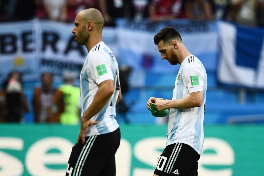 Javier Mascherano e Lionel Messi, da Argentina, reagem após a derrota para a França e eliminação da Copa do Mundo Rússia - 30/06/2018