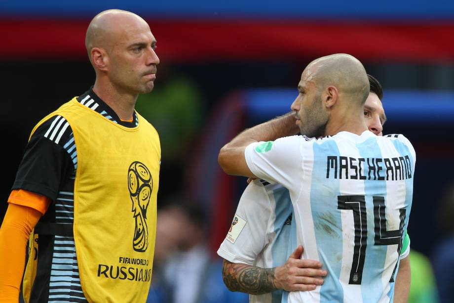 O meio-campista, Javier Mascherano, consola Lionel Messi após a derrota para a França nas oitavas de final - 30/06/2018