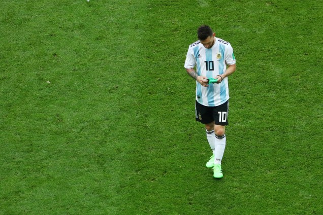 Messi caminha desolado após a derrota para a França, que eliminou os argentinos da Copa do Mundo Rússia - 30/06/2018