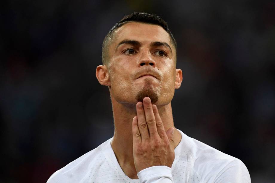 Cristiano Ronaldo reage durante a partida contra o Uruguai, no estádio Fisht - 30/06/2018
