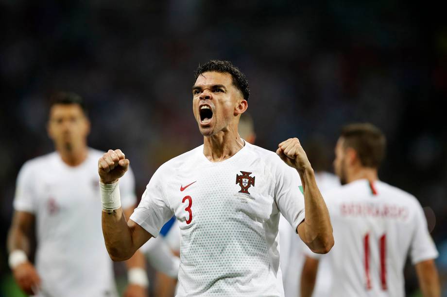 Pepe, de Portugal, comemora o gol marcado de cabeça na partida contra o Uruguai - 30/06/2018